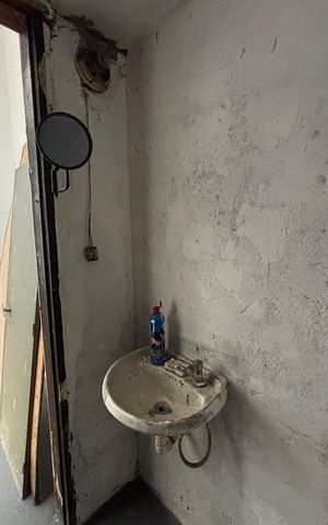 Casa à venda com 374m², 5 quartos e 2 vagas Casa à venda com 374m², 5 quartos e 2 vagasQuintal - Banheiro