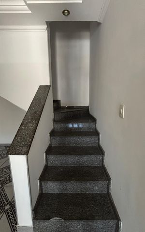 Casa à venda com 374m², 5 quartos e 2 vagas Casa à venda com 374m², 5 quartos e 2 vagasEscada