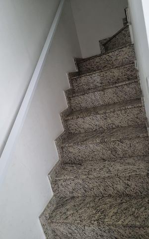 Casa de condomínio à venda com 57m², 2 quartos e 1 vaga Casa de condomínio à venda com 57m², 2 quartos e 1 vagaEscada