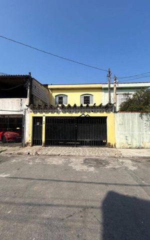 Casa à venda com 220m², 4 quartos e 2 vagas Casa à venda com 220m², 4 quartos e 2 vagasFachada