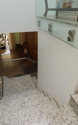 Casa à venda com 184m², 3 quartos e 4 vagasEscada