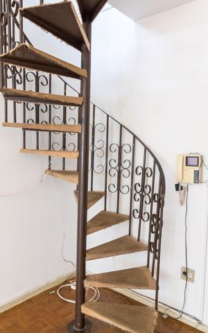 Apartamento à venda com 132m², 2 quartos e 1 vaga Apartamento à venda com 132m², 2 quartos e 1 vagaEscada