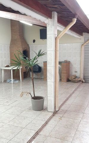 Casa à venda com 170m², 3 quartos e 3 vagas Casa à venda com 170m², 3 quartos e 3 vagasÁrea externa