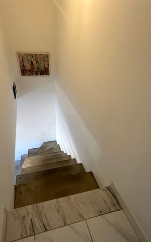 Casa à venda com 300m², 5 quartos e 2 vagas Casa à venda com 300m², 5 quartos e 2 vagasEscada