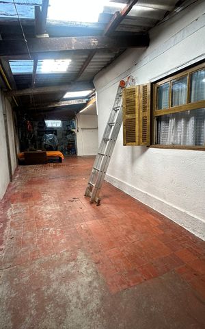 Casa à venda com 300m², 5 quartos e 2 vagas Casa à venda com 300m², 5 quartos e 2 vagasGaragem