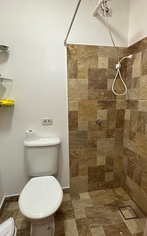 Casa à venda com 300m², 5 quartos e 2 vagas Casa à venda com 300m², 5 quartos e 2 vagasBanheiro 1