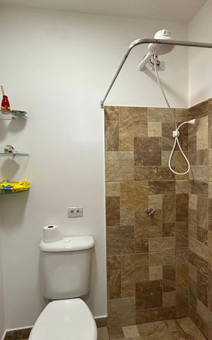Casa à venda com 300m², 5 quartos e 2 vagas Casa à venda com 300m², 5 quartos e 2 vagasBanheiro 1