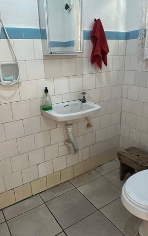 Casa à venda com 300m², 5 quartos e 2 vagas Casa à venda com 300m², 5 quartos e 2 vagasBanheiro 2