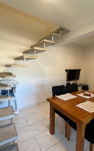 Casa à venda com 300m², 5 quartos e 2 vagas Casa à venda com 300m², 5 quartos e 2 vagasEscada