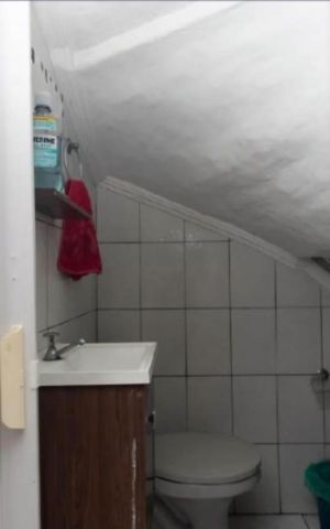 Casa à venda com 140m², 4 quartos e 2 vagas Casa à venda com 140m², 4 quartos e 2 vagasBanheiro