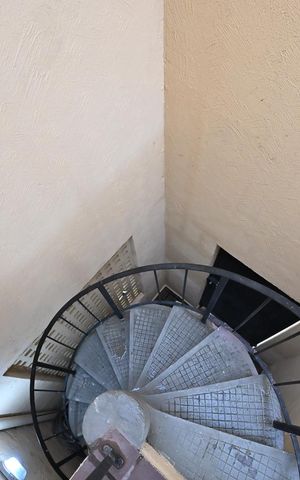 Casa de condomínio para alugar com 550m², 3 quartos e 3 vagasEscada da Área de Serviço 