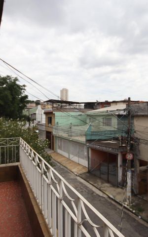 Casa à venda com 125m², 4 quartos e 2 vagas Casa à venda com 125m², 4 quartos e 2 vagasVaranda
