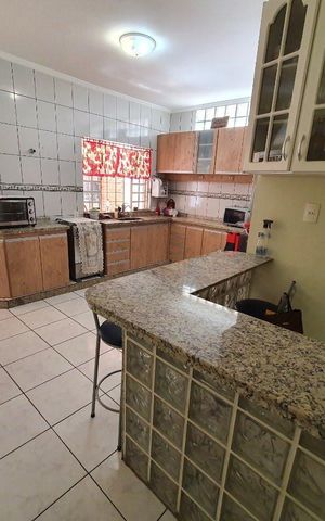 Casa à venda com 197m², 4 quartos e 2 vagas Casa à venda com 197m², 4 quartos e 2 vagasCozinha