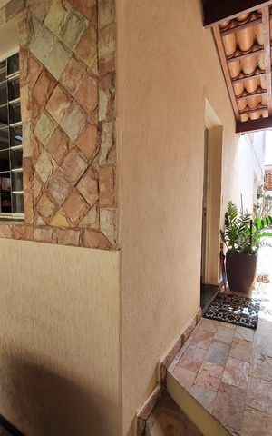 Casa à venda com 197m², 4 quartos e 2 vagas Casa à venda com 197m², 4 quartos e 2 vagasÁrea externa