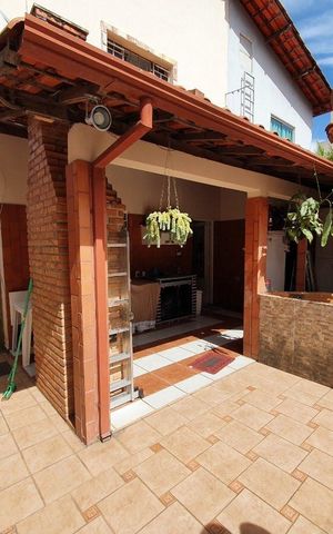 Casa à venda com 197m², 4 quartos e 2 vagas Casa à venda com 197m², 4 quartos e 2 vagasÁrea externa