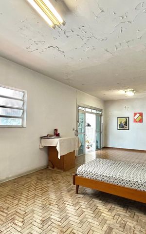 Casa à venda com 250m², 5 quartos e 5 vagas Casa à venda com 250m², 5 quartos e 5 vagasFundos