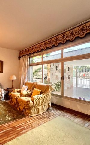 Casa à venda com 250m², 5 quartos e 5 vagas Casa à venda com 250m², 5 quartos e 5 vagasSala