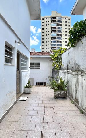 Casa à venda com 250m², 5 quartos e 5 vagas Casa à venda com 250m², 5 quartos e 5 vagasÁrea externa