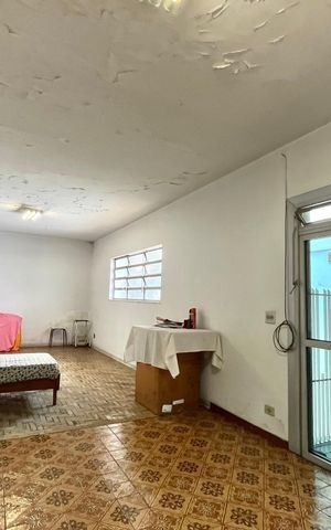 Casa à venda com 250m², 5 quartos e 5 vagas Casa à venda com 250m², 5 quartos e 5 vagasFundos