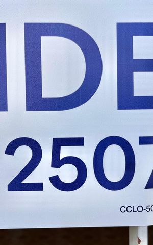 Casa à venda com 250m², 5 quartos e 5 vagas Casa à venda com 250m², 5 quartos e 5 vagasPlaquinha instalada