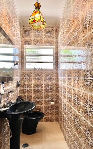 Casa à venda com 250m², 5 quartos e 5 vagas Casa à venda com 250m², 5 quartos e 5 vagasLavabo
