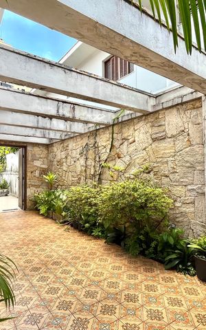 Casa à venda com 250m², 5 quartos e 5 vagas Casa à venda com 250m², 5 quartos e 5 vagasGaragem