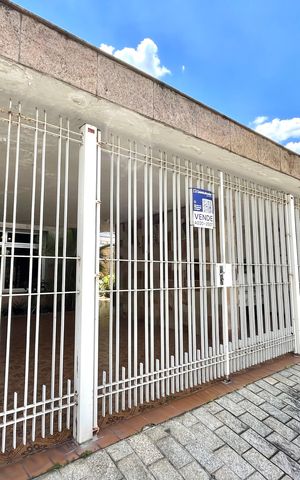 Casa à venda com 250m², 5 quartos e 5 vagas Casa à venda com 250m², 5 quartos e 5 vagasFachada