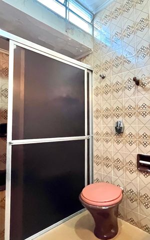 Casa à venda com 250m², 5 quartos e 5 vagas Casa à venda com 250m², 5 quartos e 5 vagasBanheiro da Suíte 1