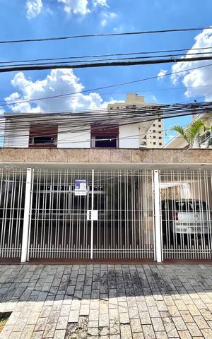 Casa à venda com 250m², 5 quartos e 5 vagas Casa à venda com 250m², 5 quartos e 5 vagasFachada