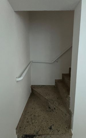 Apartamento à venda com 90m², 2 quartos e 1 vagaEscada