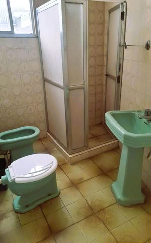 Casa à venda com 65m², 3 quartos e sem vaga Casa à venda com 65m², 3 quartos e sem vagaBanheiro