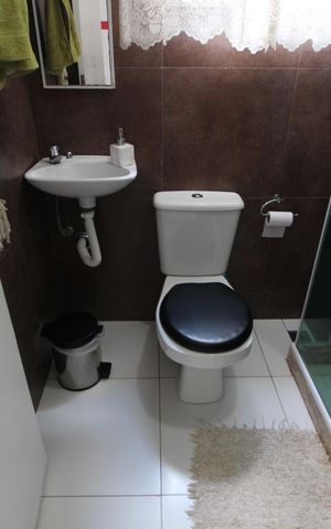 Casa de condomínio à venda com 600m², 4 quartos e 3 vagasBanheiro de Serviço