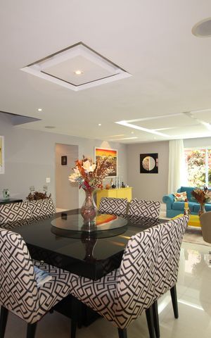 Casa de condomínio à venda com 600m², 4 quartos e 3 vagasSala