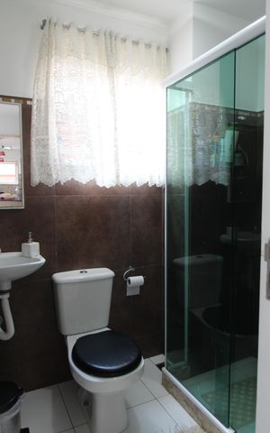 Casa de condomínio à venda com 600m², 4 quartos e 3 vagasBanheiro de Serviço