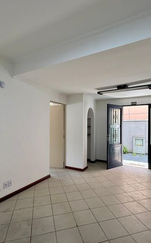 Casa à venda com 254m², 4 quartos e 3 vagasSala