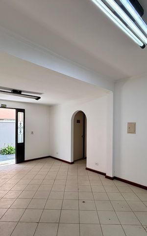 Casa à venda com 254m², 4 quartos e 3 vagasSala