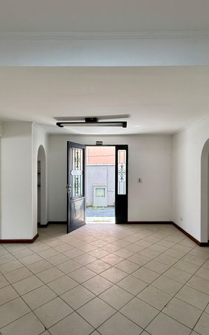 Casa à venda com 254m², 4 quartos e 3 vagasSala