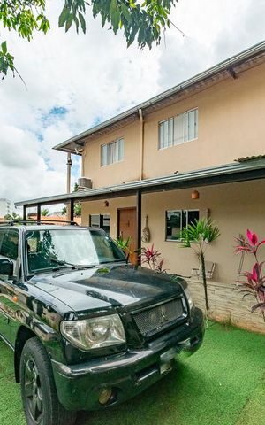Casa à venda com 460m², 5 quartos e 8 vagas Casa à venda com 460m², 5 quartos e 8 vagasGaragem