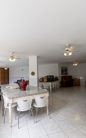 Casa de condomínio à venda com 682m², 5 quartos e 6 vagas Casa de condomínio à venda com 682m², 5 quartos e 6 vagasÁrea comum