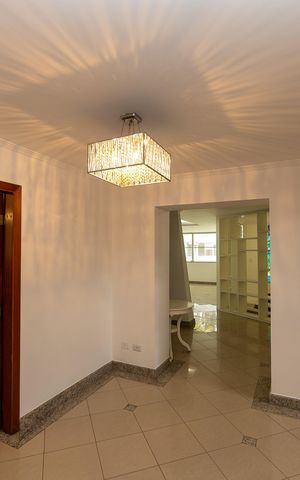 Casa de condomínio à venda com 682m², 5 quartos e 6 vagas Casa de condomínio à venda com 682m², 5 quartos e 6 vagasHall de entrada