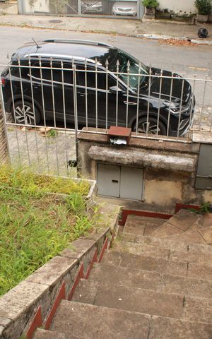 Casa à venda com 195m², 3 quartos e 1 vagaEscada de entrada