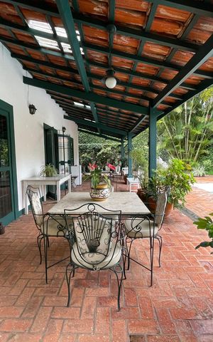 Casa à venda com 432m², 4 quartos e 4 vagas Casa à venda com 432m², 4 quartos e 4 vagasVaranda