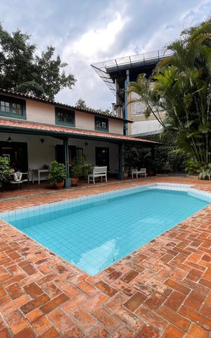 Casa à venda com 432m², 4 quartos e 4 vagas Casa à venda com 432m², 4 quartos e 4 vagasQuintal - Piscina