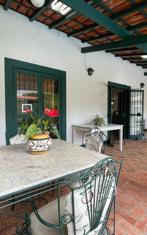 Casa à venda com 432m², 4 quartos e 4 vagas Casa à venda com 432m², 4 quartos e 4 vagasVaranda