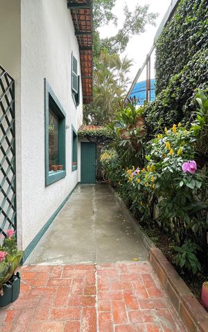 Casa à venda com 432m², 4 quartos e 4 vagas Casa à venda com 432m², 4 quartos e 4 vagasVaranda