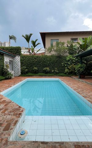 Casa à venda com 432m², 4 quartos e 4 vagas Casa à venda com 432m², 4 quartos e 4 vagasQuintal - Piscina