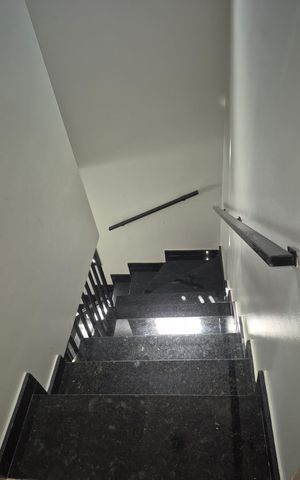 Casa à venda com 159m², 3 quartos e 4 vagasEscada