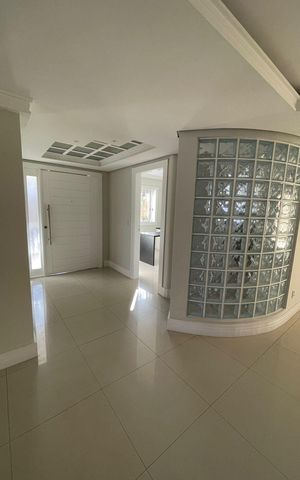 Casa à venda com 268m², 5 quartos e 5 vagas Casa à venda com 268m², 5 quartos e 5 vagasSala