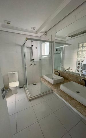 Casa à venda com 268m², 5 quartos e 5 vagas Casa à venda com 268m², 5 quartos e 5 vagasBanheiro
