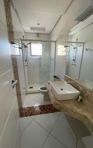 Casa à venda com 268m², 5 quartos e 5 vagas Casa à venda com 268m², 5 quartos e 5 vagasBanheiro